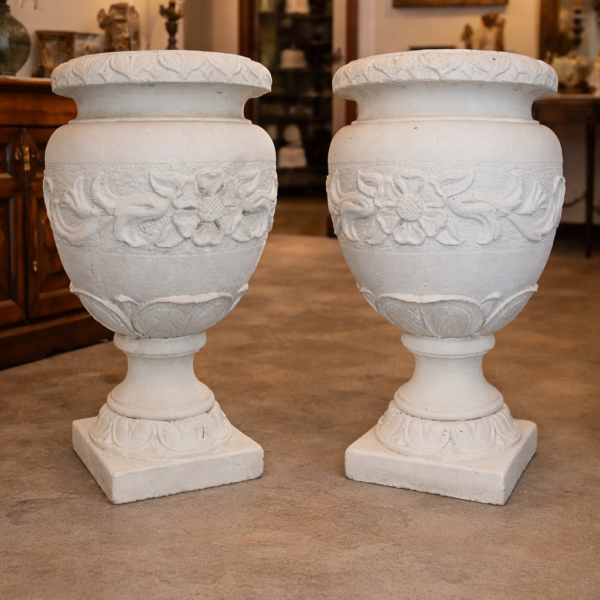 Elegant paar klassieke betonnen tuinvazen met florale decoratie