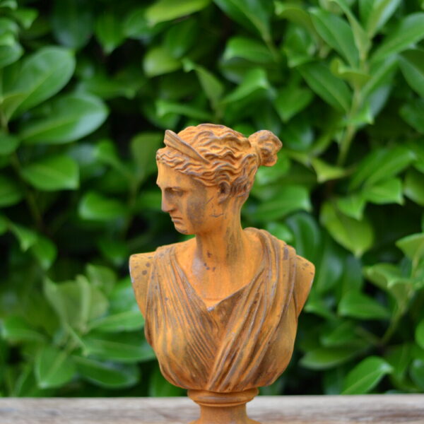 gietIJzeren buste