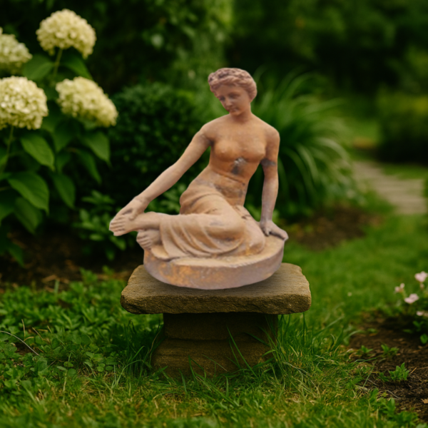 gietIJzeren zittende dame